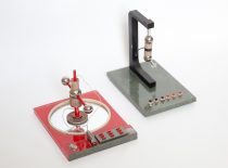 Pirmieji pasaulyje šešių ir devynių laisvės laipsnių pjezoelektriniai robotai, sukurti Kauno politechnikos institute 1980 m. Autoriai – prof. Ramutis Bansevičius ir prof. Kazimieras Ragulskis. (J. Klėmano nuotr., originalas – KTU muziejuje)