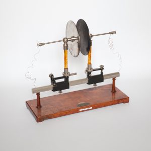 Prietaisas, naudotas Vytauto Didžiojo universiteto fizikos paskaitų praktiniams užsiėmimams, 1930–1940 m.