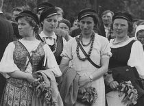 Studentų korporacijos „Vilnija“ narės tradicinėje šventėje Kernavėje, 1936 m. gegužė. (Originalas – Vytauto Didžiojo karo muziejuje).