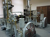 Universali hidraulinė 50 tonų galingumo medžiagų atsparumo bandymo mašina. Gamintojas – A. J. Amsler&Co (Šveicarija), XX a. 3–4 dešimtmečiai. (KTU muziejus)