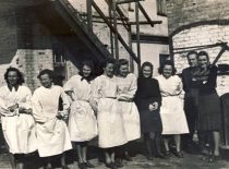 Cheminės technologijos fakulteto V kurso studentai prie duonos fabriko, 1950 m.