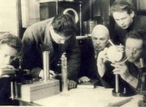 Maisto pramonės specialybės V kurso studentai laboratorijoje su dėstytoju Viktoru Malėjinu, 1950 m.