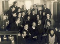 Prof. A. Purėnas su studentais Universiteto Organinės chemijos laboratorijoje, 1927 m.