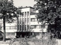 Cheminės technologijos fakulteto rūmai, 1935–1940 m. buvusi Krašto apsaugos ministerijos Ginklavimo valdybos tyrimų laboratorija, 1940 m. rugpjūčio 23 d. pulkininko Juozo Vėbros iniciatyva perduota Kauno universitetui . Architektas Vytautas Landsbergis-Žemkalnis.