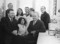 Prof. S. Kutkevičius ir prof. J. Degutis su organinės chemijos katedros darbuotojais, 1983 m.