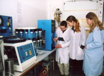 Studentai dirba fakulteto laboratorijoje, 2003 m.