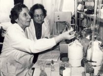 Prof. V.Zelionkaitė ir doc. Z.Martynaitienė laboratorijoje, 1989 m.
