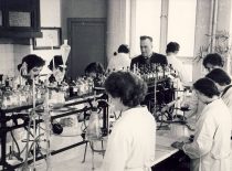 Prof. Jonas Zigmas Venskevičius laboratorijoje su studentais, 1975 m.