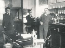 Technikos fakulteto Organinės technologijos laboratorija. Kairėje – jaunesnysis laborantas J. Vidmantas, 1927 m.