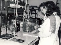 Cheminės technologijos fakulteto laboratorijoje, apie 1983 m.