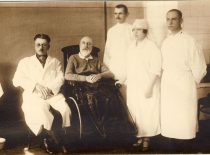 Prof. Jonas Jablonskis Karo ligoninėje su gydytoju Jonu Brundza ir ligoninės personalu, 1923 m. (Originalas – KTU bibliotekoje)