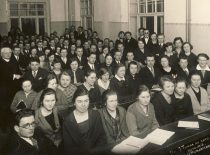 Prof. J. Tumas-Vaižgantas su studentais Lietuvos universiteto auditorijoje, 1924 m. (Originalas – KTU bibliotekoje)