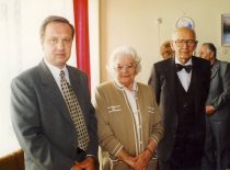 KTU prof. R. Šiaučiūnas su Jadvyga ir Adolfu Damušiais, 1996 m. (Iš KTU Cheminės technologijos fakulteto metraščio)