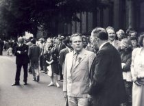 P. Varanauskas su KTU Sąjūdžio koordinacinės tarybos pirmininku Algirdu Katkumi prie KTU centrinių rūmų 1990 m. birželio 14 d. (Iš P. Varanausko archyvo)