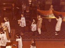 Vėliavos šventinimas Kauno katedroje, 1989 m. spalio 9 d. (Iš A. Patacko archyvo)