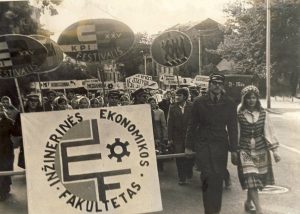 Inžinerinės ekonomikos fakulteto studentai KPI 9-ojo festivalio eisenoje, 1975 m.