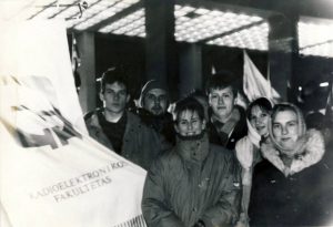 Radiolelektronikos fakulteto studentai parlamento rūmuose 1991 m. sausį (Lietuvos švietimo istorijos muziejaus eksponatas)