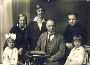 Prof. K. Vasiliausko šeima, 1926 m. Iš kairės: dukterys Marija ir Danutė, žmona Marija Giedraitytė, prof. K. Vasiliauskas, sūnūs Medardas ir Gediminas