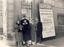 Studijos nariai prie spektaklio „Mažoji studentė“ afišos, 1959 m. (Originalas – S. Dubinskaitės-Šablinskienės archyve)