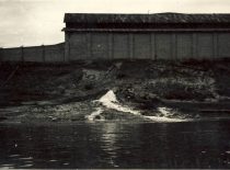 Kanalizacijos žiotys Petrašiūnuose,1959 m. Nuotr. D. Palukaičio. (Originalas – KTU muziejuje)