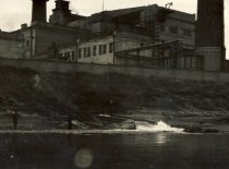 Petrašiūnų šiluminės elektrinė prie Nemuno, 1959 m. Nuotr. D. Palukaičio. (Originalas – KTU muziejuje)