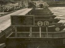 Kauno hidroelektrinės statyba. Laikinas pontoninis tiltas parengiant vagą pertvėrimui,1959 m. Nuotr. D. Palukaičio. (Originalas – KTU muziejuje)