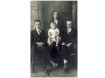 Vytautas su dėde Kazimieru Paliūnu,mama Ona ir tėveliu Antanu. Kėdainiai,1931 m. (B. Mikštavičiaus nuotr.).