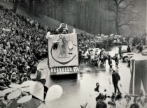 Skaičiavimo technikos fakulteto eisena KPI 11-ojo festivalio metu, 1985 m. (KTU muziejaus nuotr.)