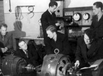 KVVDU Elektrotechnikos fakulteto 5-ojo kurso studentai ir dėstytojas Žalys Elektros mašinų laboratorijoje, 1950 m.