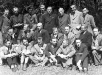 VDU Statybos fakulteto studentai su prof. S. Kairiu ir prof. S. Kolupaila, 1943 m.