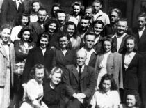 Rektorius A. Purėnas su studentais chemikais, 1947 m.