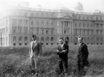 K. Baršauskas su kolegomis prie Fizikos-chemijos instituto rūmų Aleksote, 1935 m.