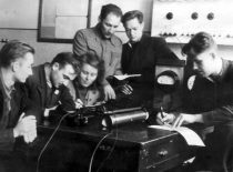 Elektrotecnikos fakulteto 3-iojo kurso studentai laboratorijoje, 1950 m.