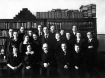 Bibliotekos kolektyvas su direktoriumi V. Biržiška, 1942 m. (Originalas – VDKM)