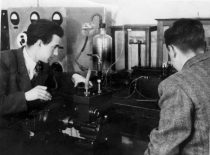 Elektrotechnikos fakulteto studentai Marazas ir Stančiauskas fizikos laboratorijoje,1950 m.