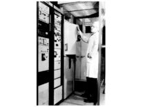 Dr. Saulius Smetona vakuuminių dangų laboratorijoje, 1989 m. (MMI archyvas)