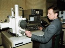 Dr. Viktoras Grigaliūnas atlieka medžiagų tyrimus skenuojančiuoju elektroniniu mikroskopu, 1997 m. (MMI archyvas)