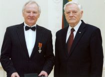 Lietuvos Respublikos Prezidentas Valdas Adamkus prezidentūroje įteikia ordino „Už nuopelnus Lietuvai“ Karininko kryžių APINI direktoriui prof. J. K. Staniškiui, 2009 m. vasario 16 d.