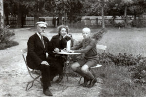 Palangoje su žmona Stefanija ir sūnumi Vytautu-Kristupu, apie 1937 m. (Gravrogkų archyvo nuotr.)