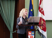 Vasario 16-osios minėjimas, 2020 m. vasario 14 d. Dr. Aušra Jurevičiūtė skaito pranešimą apie Laisvės varpą.
