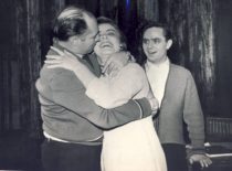 Studijos vadovas P. Likša moko bučiuotis scenoje,1959 m. (Originalas – J. Vengraičio archyve)