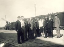 K. Sleževičius su Matematikos-gamtos fakulteto studentais Joniškio stotyje prieš kelionę į Rygą, 1929 m. Centre – K. Sleževičius už jo (su balta kepurėle) – K. Baršauskas.