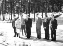 A. Matukonis po technikos mokslų daktaro disertacijos gynimo su kolegomis padėjo gėles ant prof. K. Baršausko kapo, 1964 m.