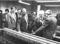 KPI Lengvosios pramonės fakulteto dėstytojai „Drobės“ filiale Šilutėje, 1982 m. (Iš prof. A. Vitkausko archyvo)