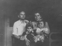 A. Matukonis su žmona Laimute ir dukterimis Dalia ir Rasa, apie 1954 m. (Iš A. Matukonio šeimos archyvo)