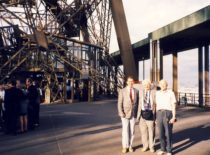 Paryžiuje prie Eifelio bokšto su A. Vitkausku ir A. Kajalavičiumi, 1999 m. (Iš A. Vitkausko archyvo)