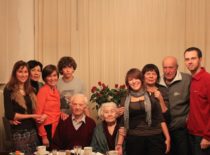Prof. A. Matukonis su artimaisiais, 2010 m. (Iš A. Matukonio šeimos archyvo)