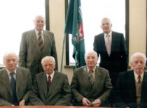 KTU profesoriai emeritai A. Matukonis, P. Kemėšis, K. Ragulskis ir K. Sasnauskas su rektoriumi R. Bansevičiumi ir Senato pirmininku R. Žilinsku, 2001 m.