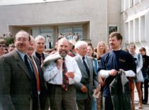 KTU rektorius K. Kriščiūnas, prorektorius A. Targamadzė, prof. A. Matukonis, doc. L. Puodžiukynas prie Dizaino ie technologiju fakulteto, 1999 m.