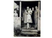 P. Lesauskis su šeima tėviškėje Antupalyje pas brolį, buvusį Steigiamojo Seimo narį Feliksą Lesauskį ir jo žmoną Martą, 1931 m. (Originalas – Felikso Lesauskio šeimos archyve)